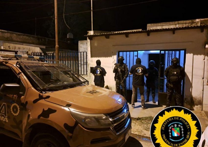 Allanaron por venta de droga la vivienda de la mujer que se había encadenado frente a la Municipalidad por la no renovación del contrato de su hija