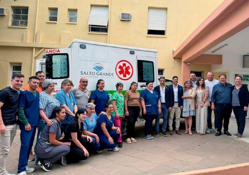 Enfermeros acampan frente al hospital en reclamo de mejoras salariales
