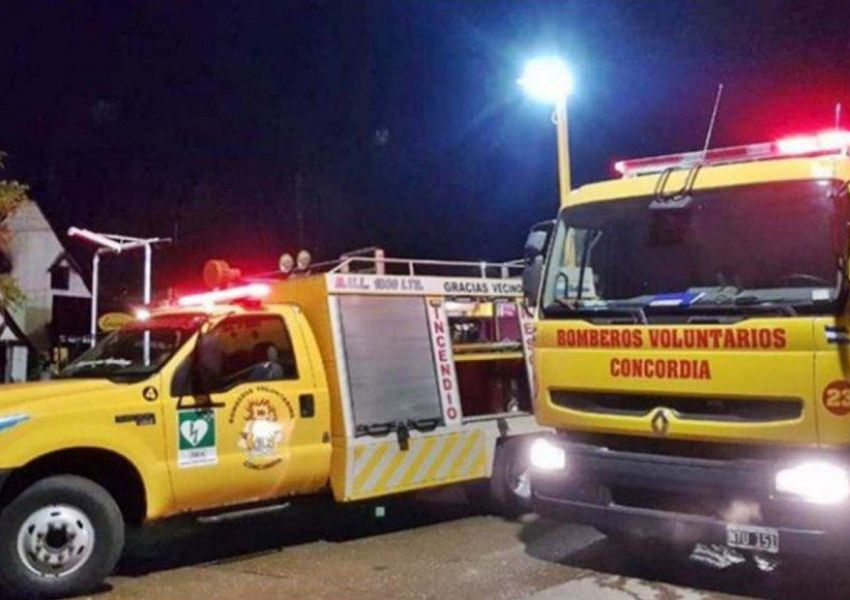 Un auto se incendió mientras circulaba por la avenida Monseñor Ricardo Rösch