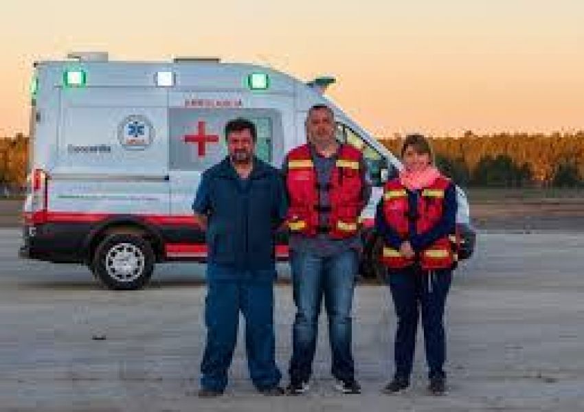 Violento despiste y vuelco en el acceso sur: rescatan a un joven atrapado entre los hierros